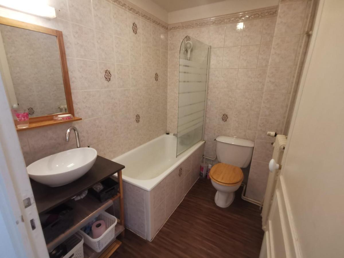 Bel Appartement: Cozy Retreat with Private Courtyard & Secure Parking Vichy Exterior photo